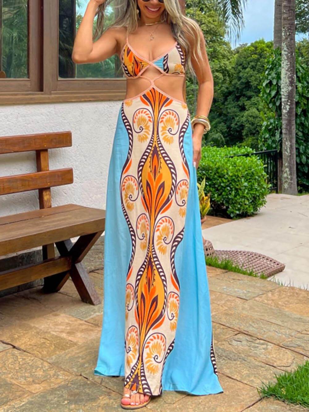 Exotisches Trägerkleid für den Sommerurlaub